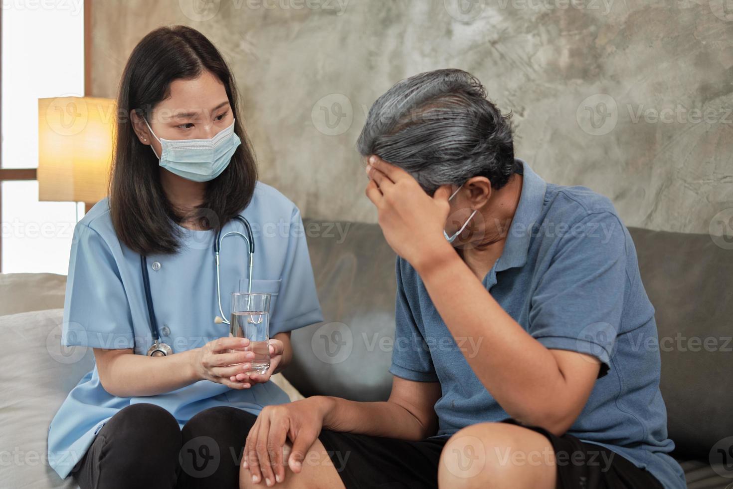 Arzt mit Trinkglas, Patienten helfen, Medizin einzunehmen. foto