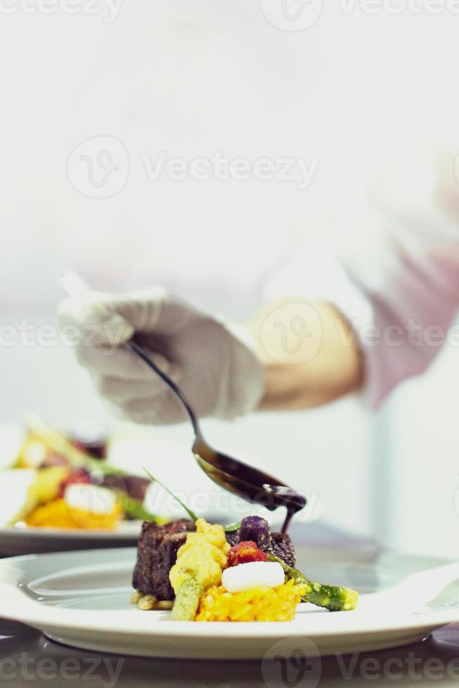 Koch kocht, Koch dekoriert Gericht foto