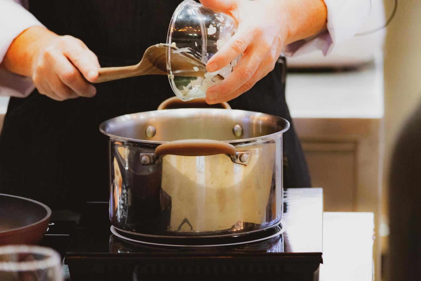 Koch, der Essen zubereitet, Essen, in der Küche, Koch kochen foto