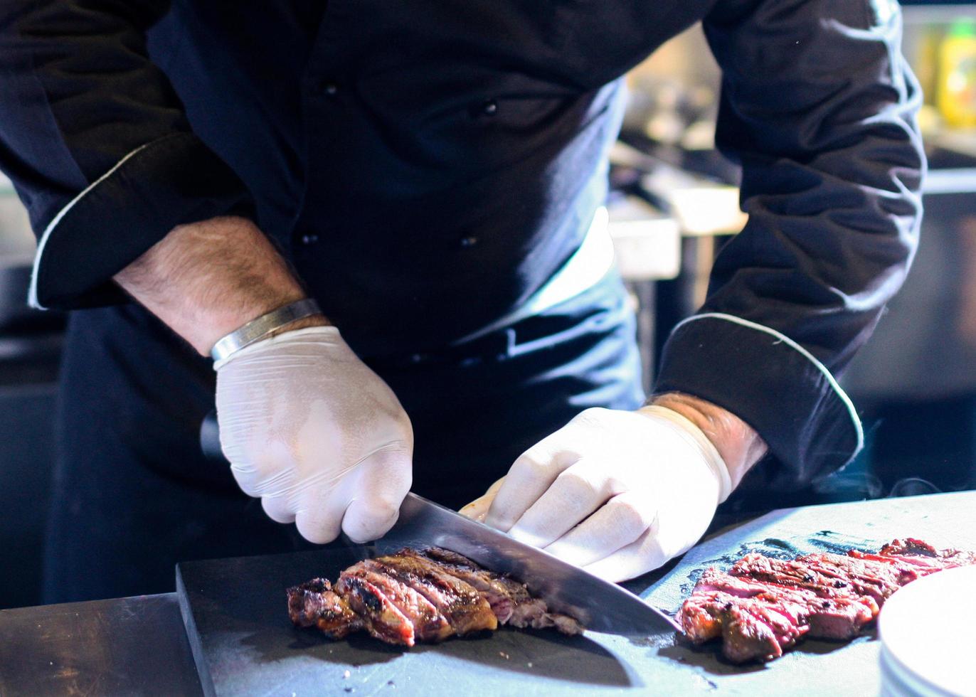 Koch, der Essen zubereitet, Essen, in der Küche, Koch kochen foto