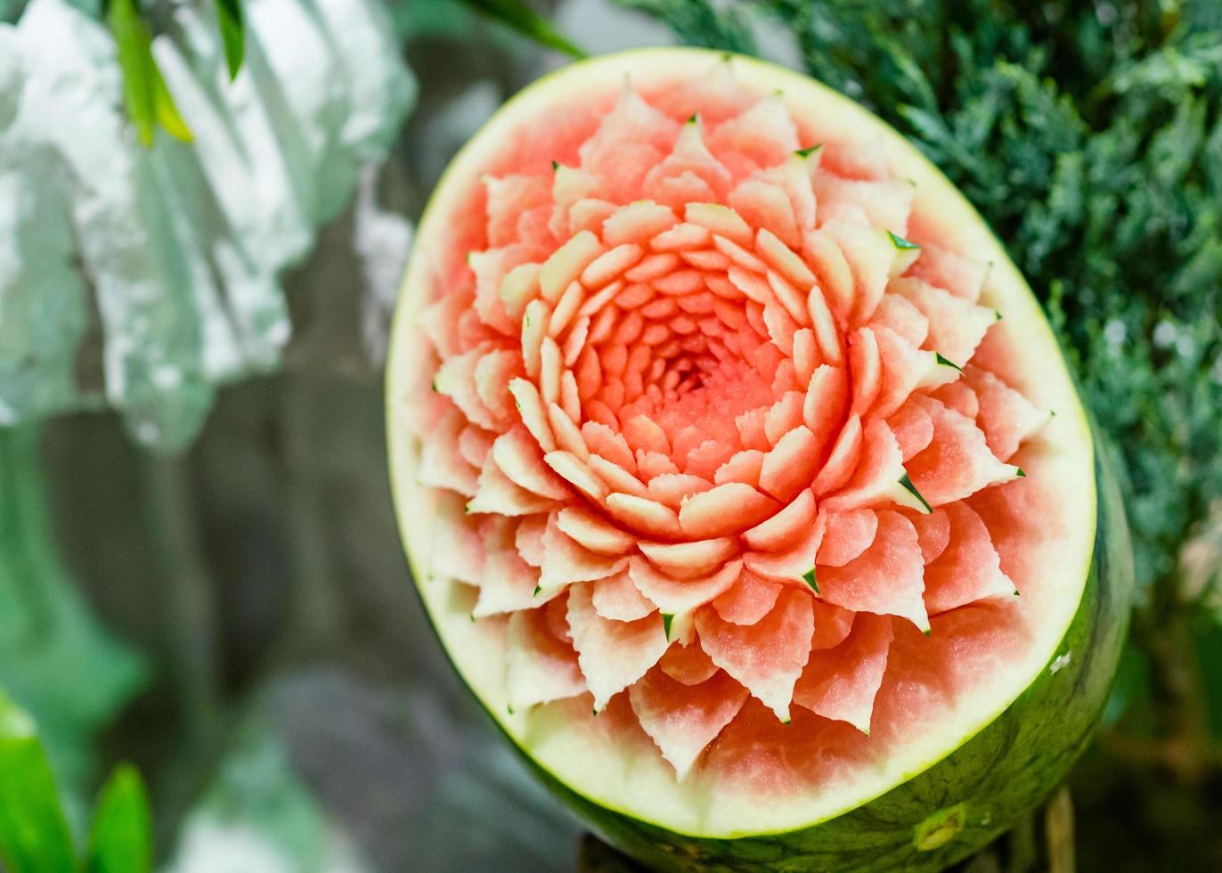 Obst- und Gemüseschnitzereien, thailändische Obstschnitzdekorationen anzeigen foto