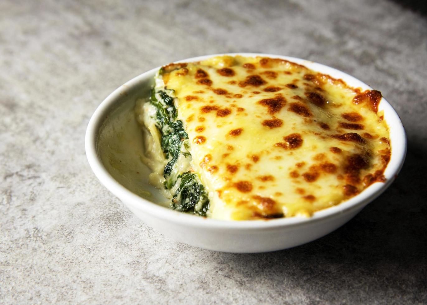 Spinatlasagne mit Käse nach italienischer Art, vegetarische Lasagne foto