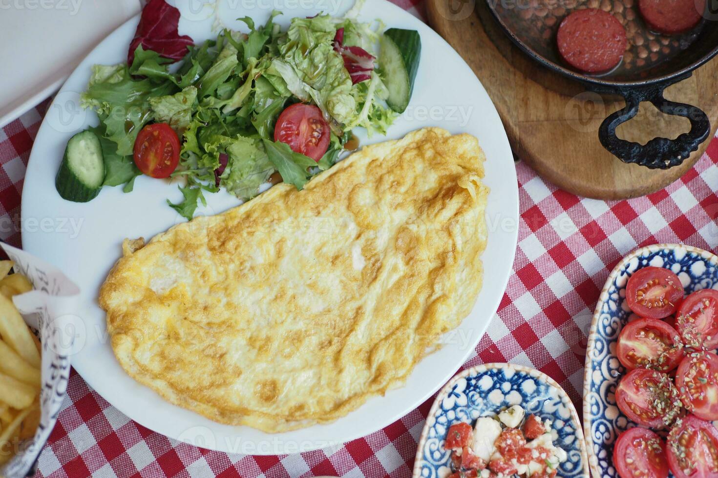 Omelett mit Gemüse Salat im Weiß Teller auf Tabelle foto