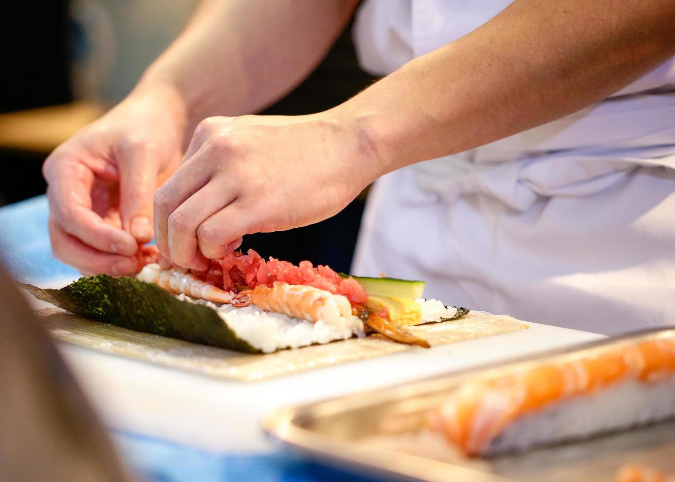 Kochhände bereiten japanisches Essen zu, Koch macht Sushi foto