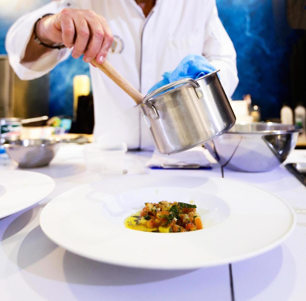 Koch kocht Essen in der Küche, Koch bereitet Essen zu foto