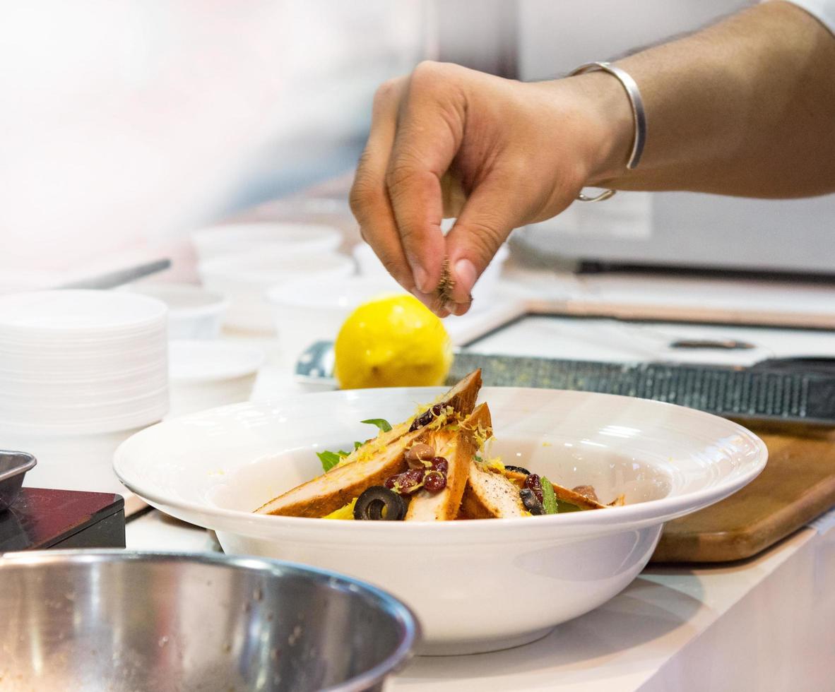 Koch kocht Essen in der Küche, Koch bereitet Essen zu foto