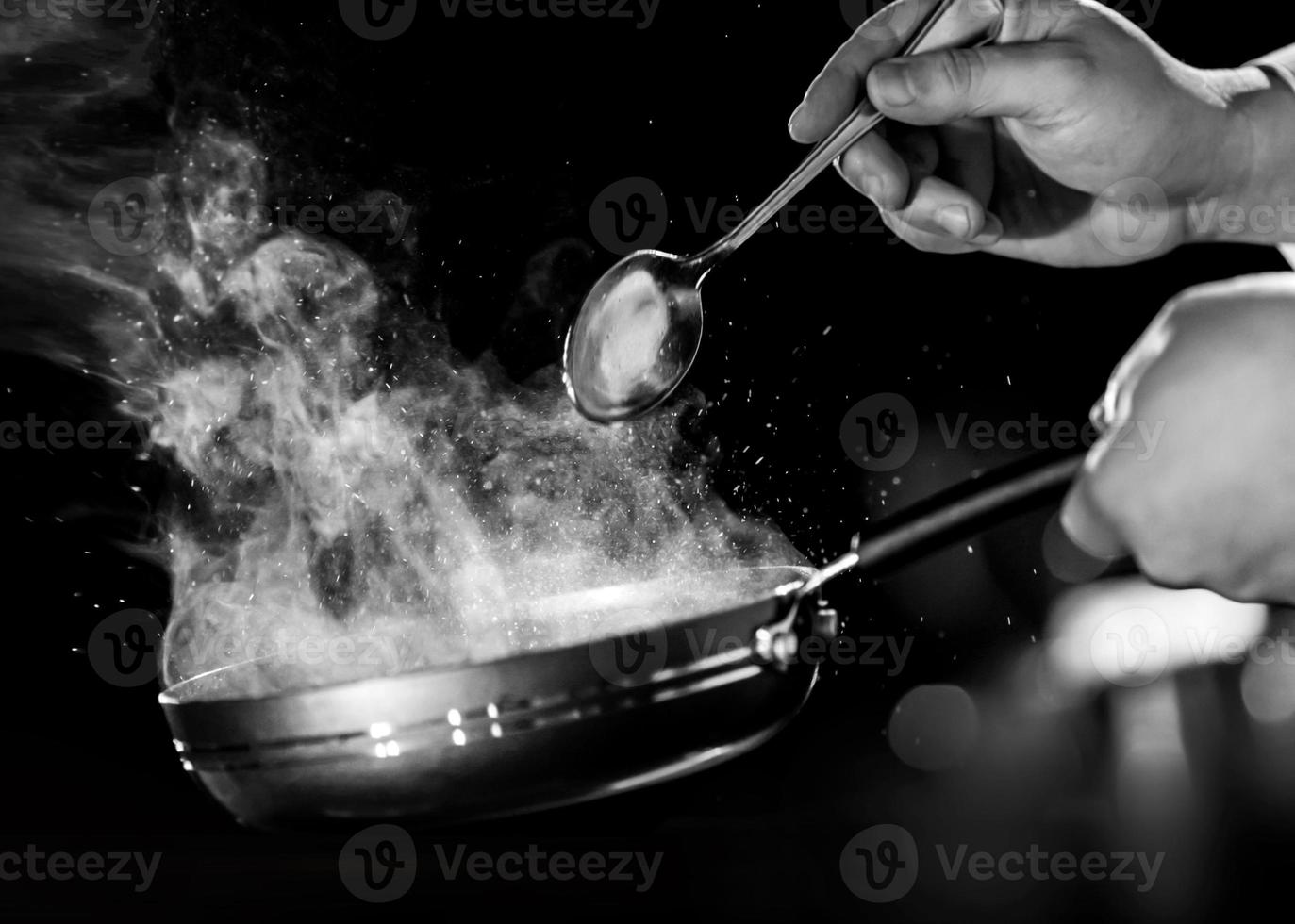 Koch bereitet Essen in der Küche zu, Koch kocht foto