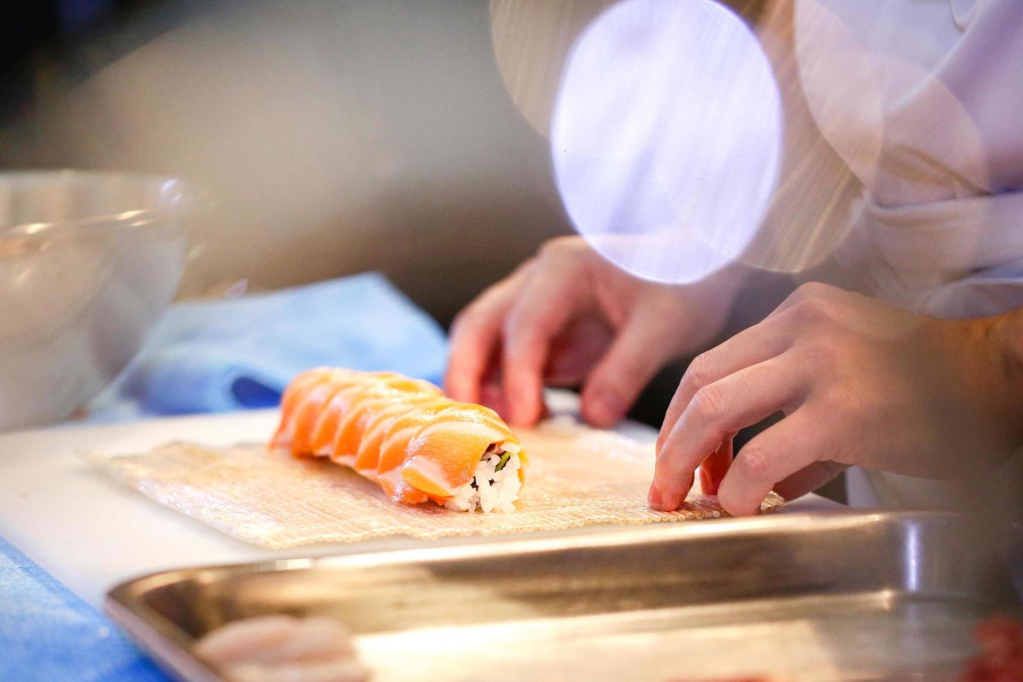 Kochhände bereiten japanisches Essen zu, Koch macht Sushi foto