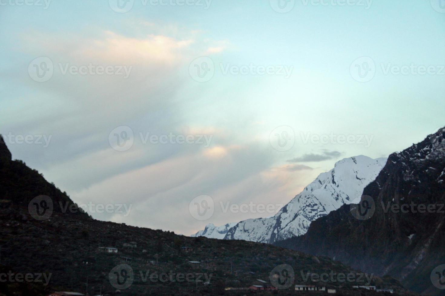 Wolken hinter Bergen foto