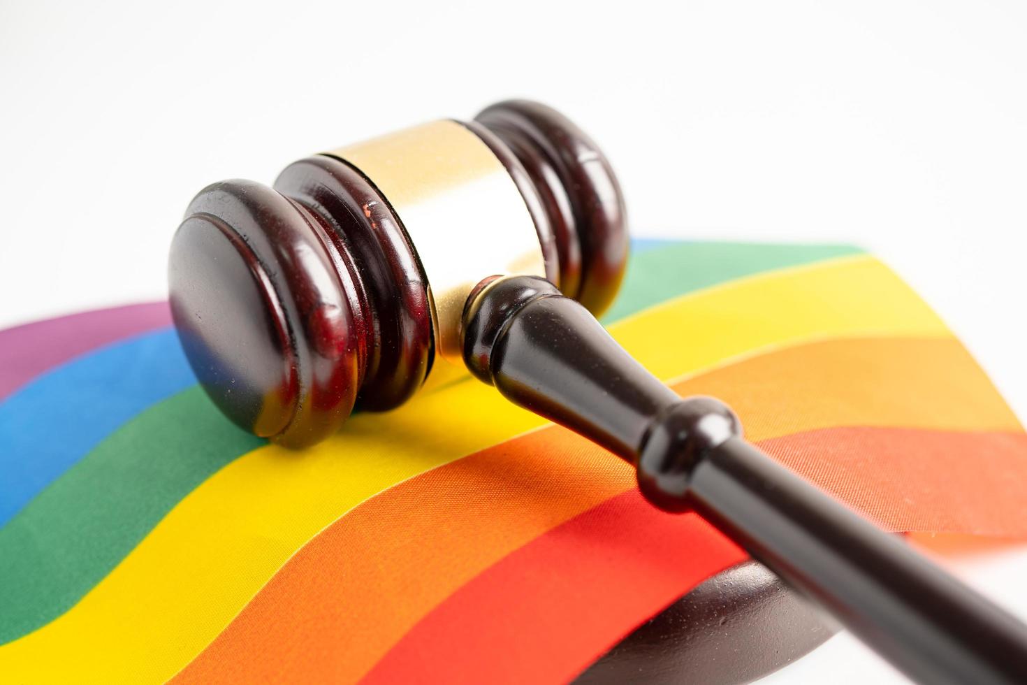 Hammer für Richter Anwalt auf Regenbogenflagge, Symbol von LGBT foto