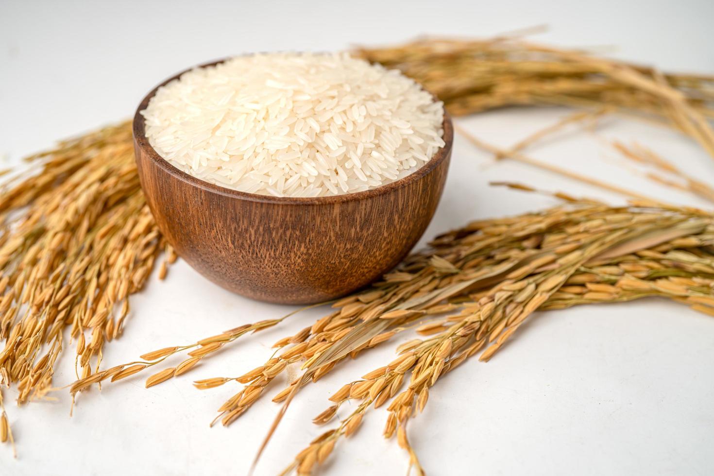 Jasmin weißer Reis in Holzschale foto