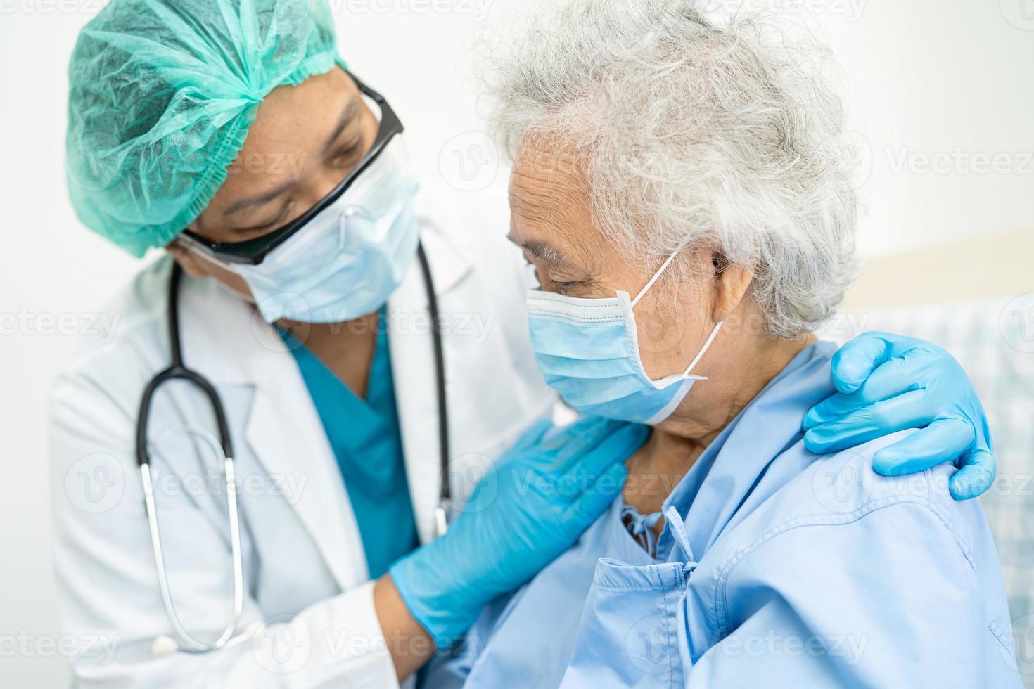 Arzt hilft asiatischen älteren Patienten, die eine Maske zum Schutz des Coronavirus tragen. foto