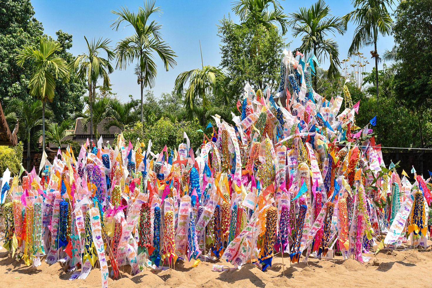 Papierflagge auf Sandpagode in Songkran Festival Chiang Mai, Thailand. foto