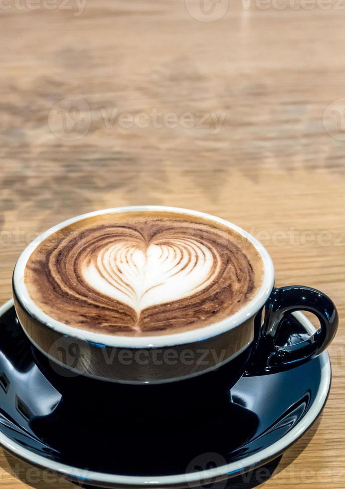 schwarze Kaffeetasse auf Holztisch foto