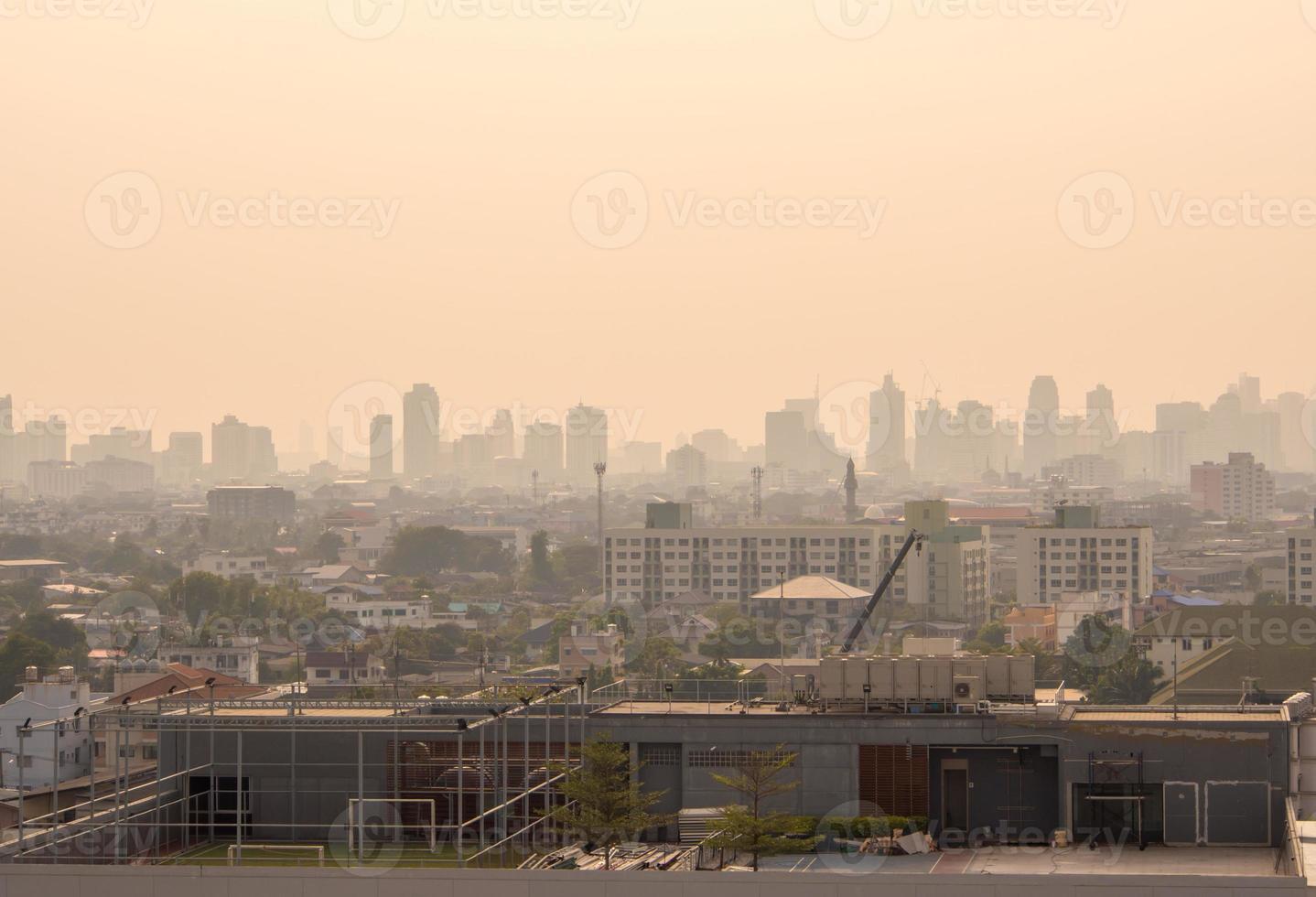 Stadtbild urban im Nebel oder Smog foto