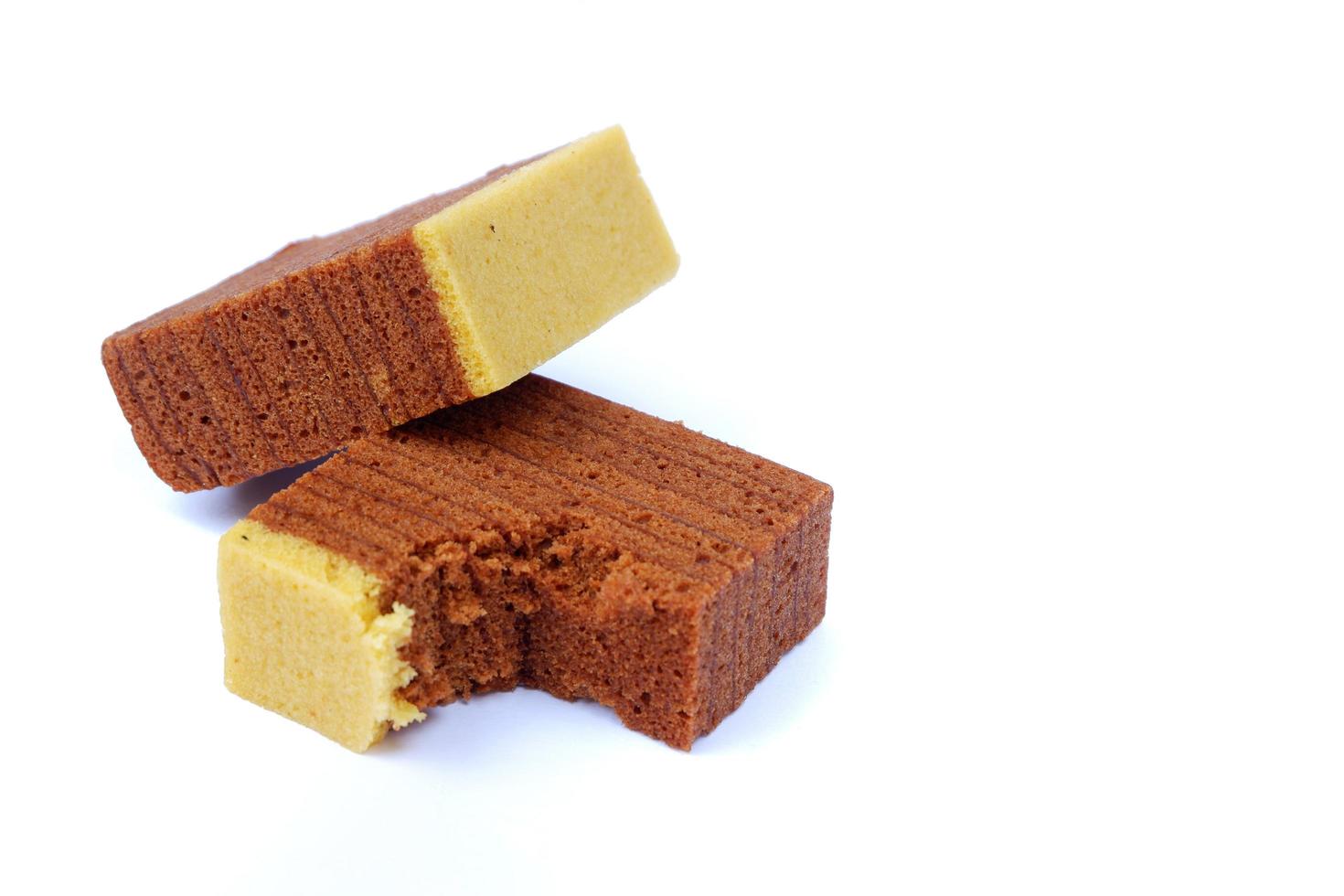 Schokoladen-geschichteter Biskuitkuchen isoliert auf weißem Hintergrund foto