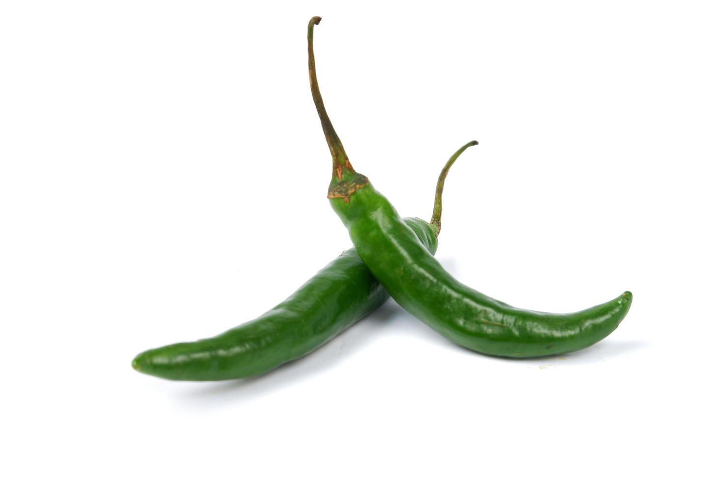 grüne Chili auf weißem Hintergrund foto