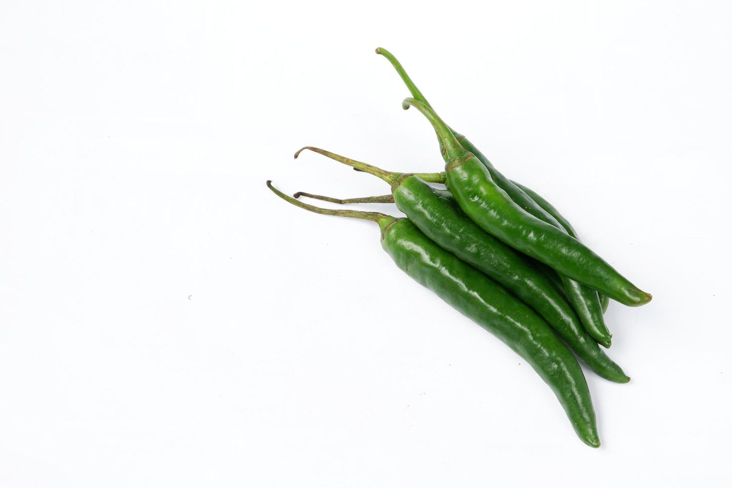 grüne Chili auf weißem Hintergrund foto