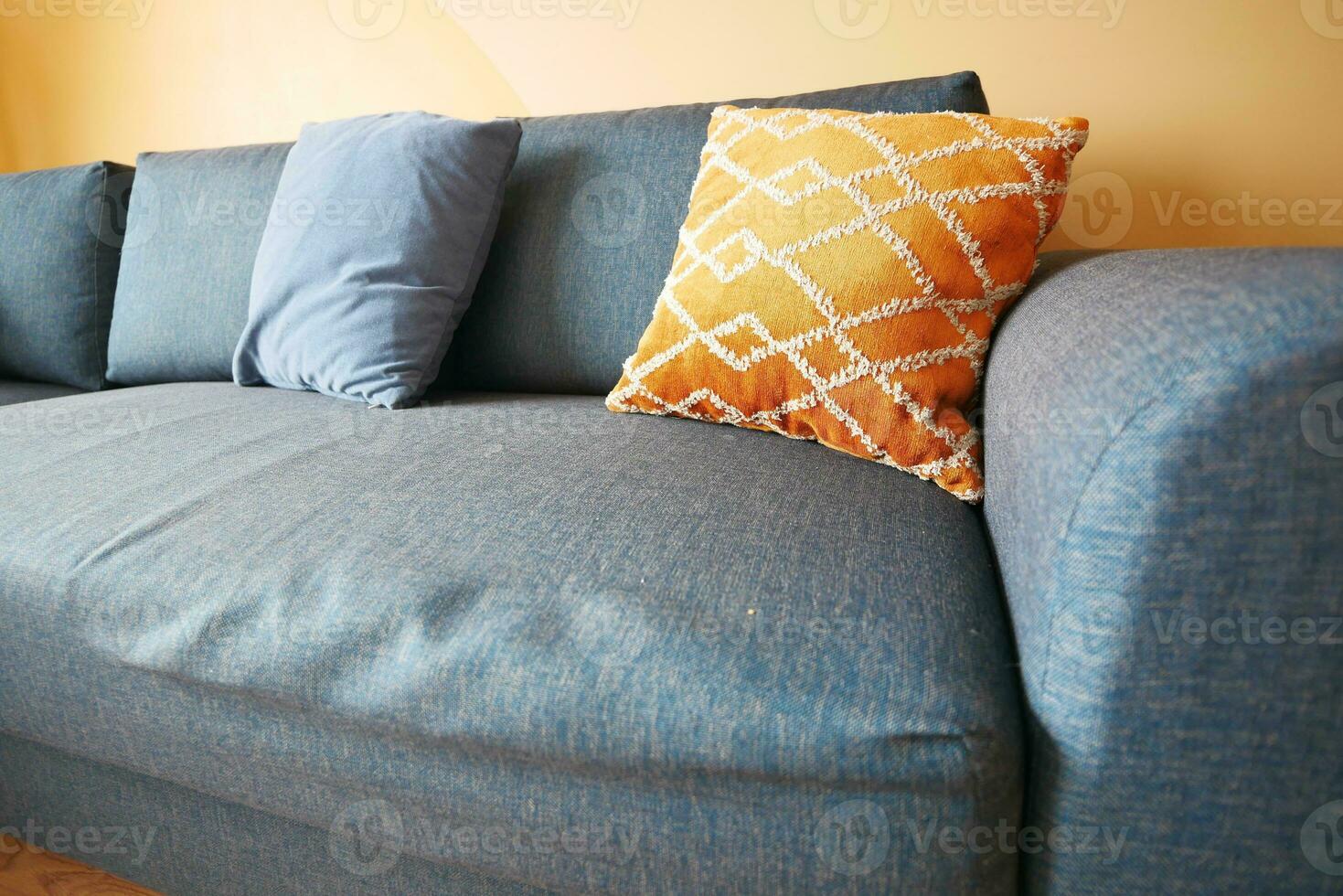 modern Sofa mit Kissen im Leben Zimmer beim Zuhause foto