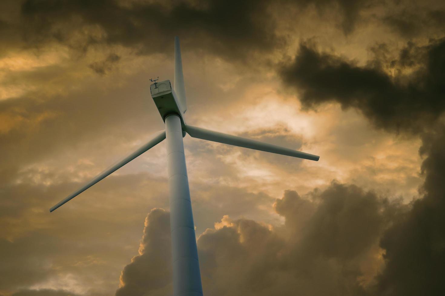 Windkraftanlage vor einem Himmel mit weißen Wolken foto