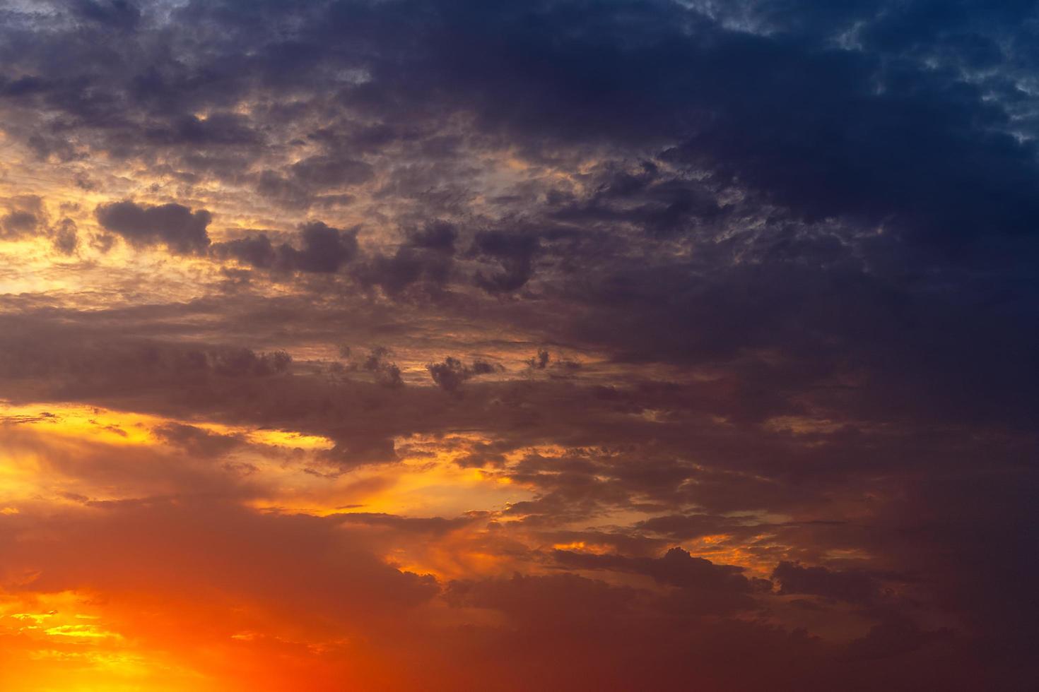 schöner Hintergrund mit dem Himmel bei Sonnenuntergang oder Sonnenaufgang foto