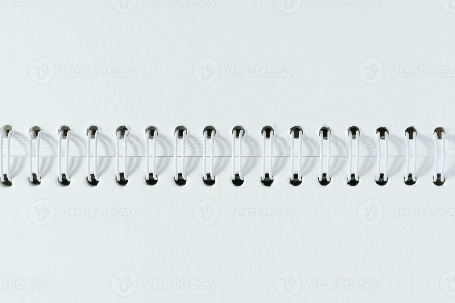 öffnen Spiral- Notizblock mit leer Weiß Blätter foto