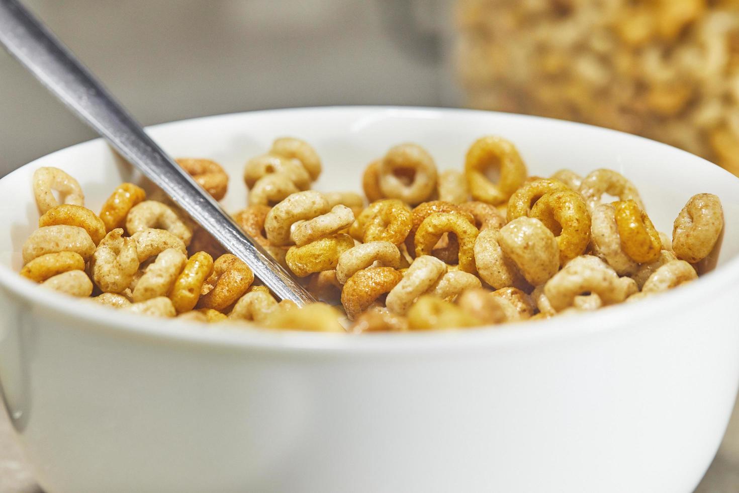 Cornflakes mit Milch gesundes und gesundes Frühstück foto