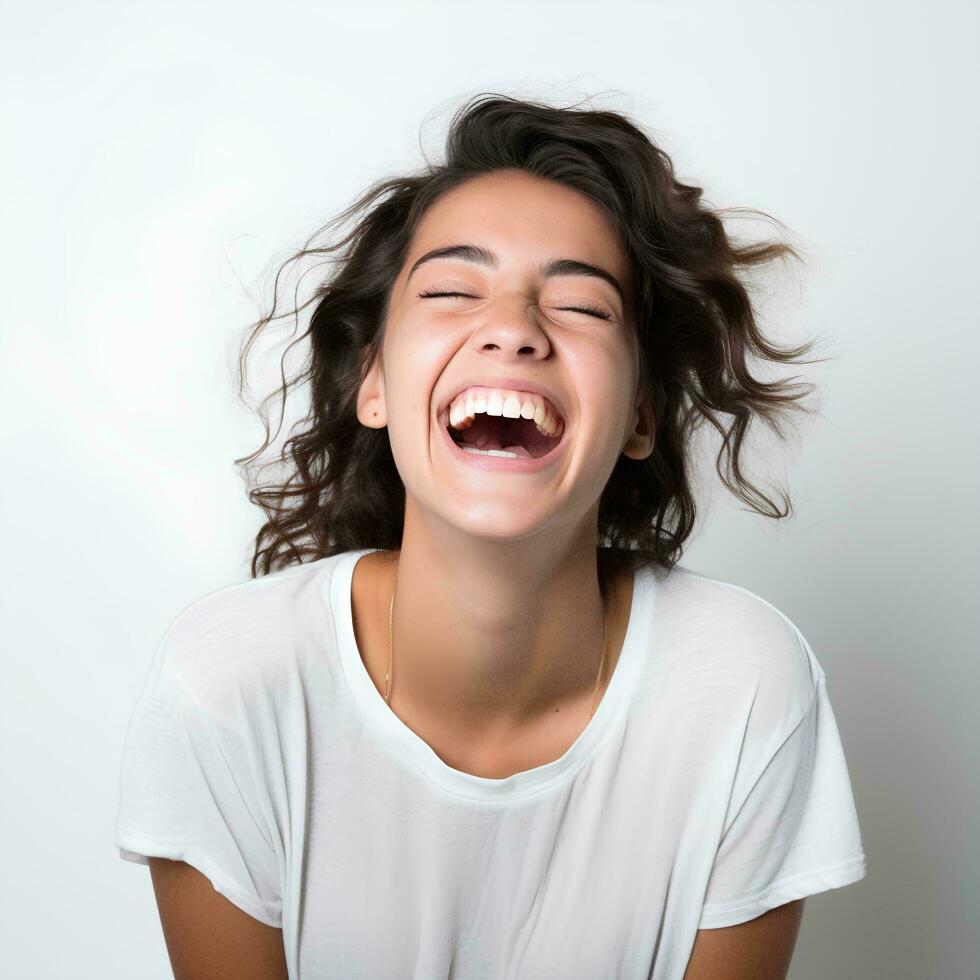 glücklich Lachen jung Frau auf isoliert Weiß Hintergrund, ai generativ foto