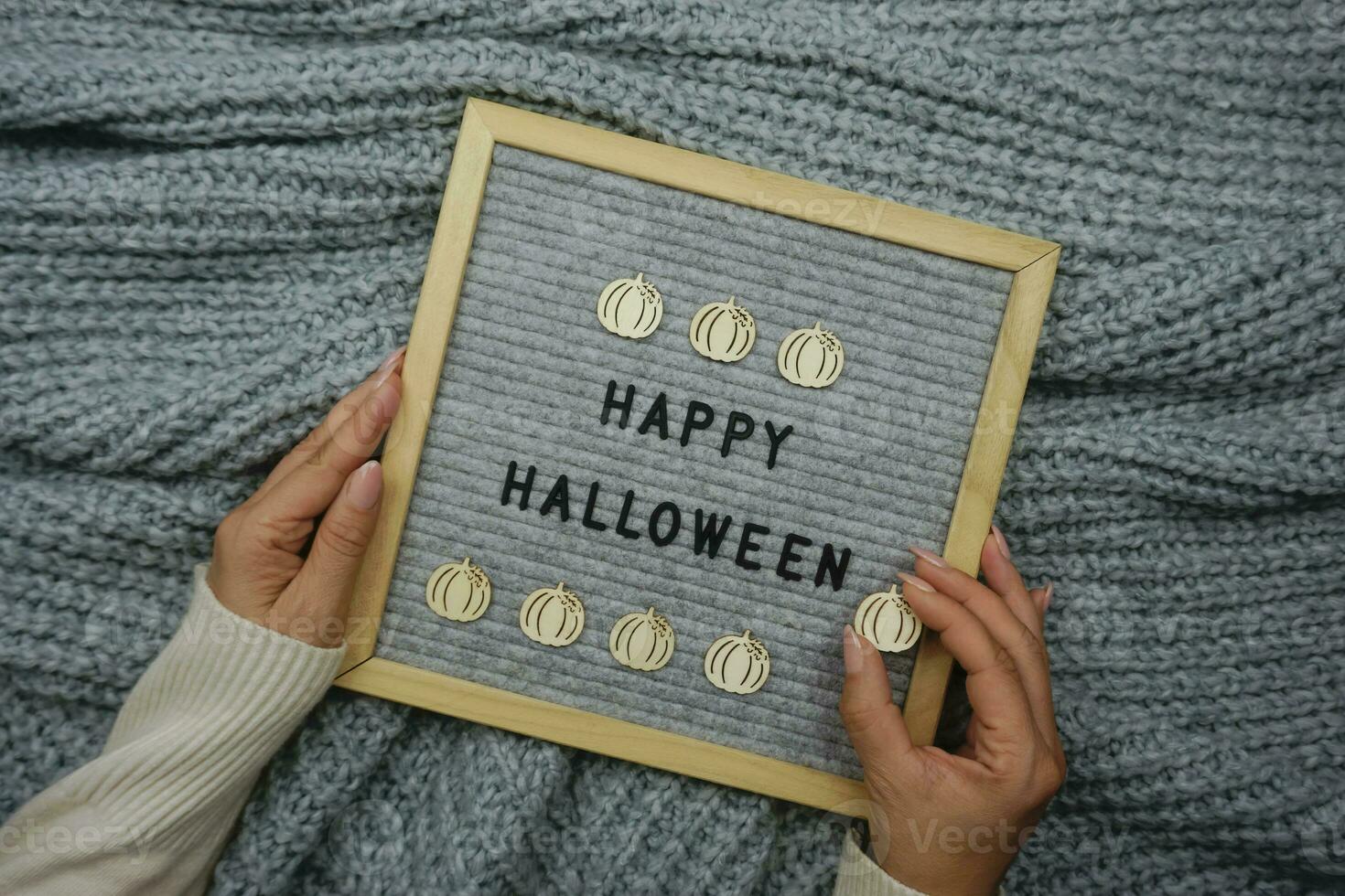 Damen Hände halt ein Tafel mit das Text glücklich Halloween foto