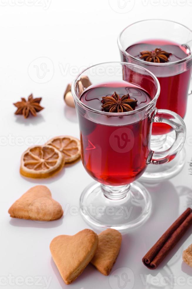 heißer roter Glühwein isoliert auf weißem Hintergrund mit Weihnachtsgewürzen foto