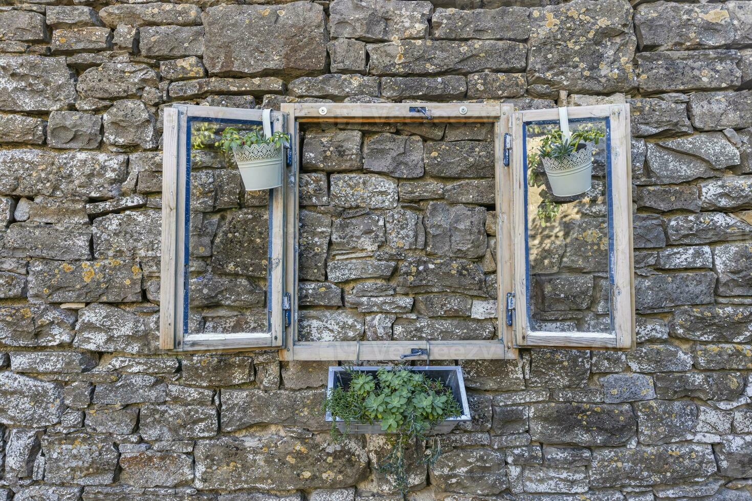 Bild von ein Fälschung Fenster wie Dekoration auf ein natürlich Stein Mauer foto