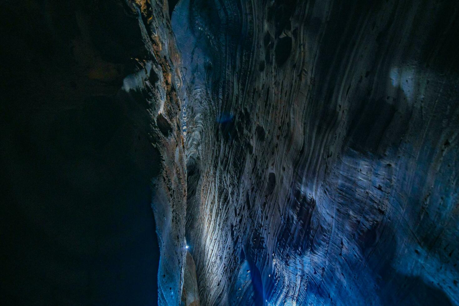 ungesehen im Thailand, das Blau Höhle Eigenschaften ein natürlich Blau Marmor Farbe Muster auf es ist Wände. foto