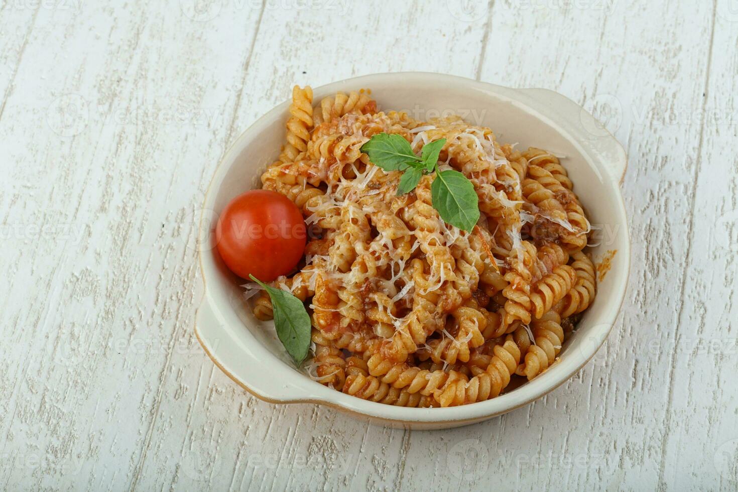 Pasta Bolognese mit Parmesan foto