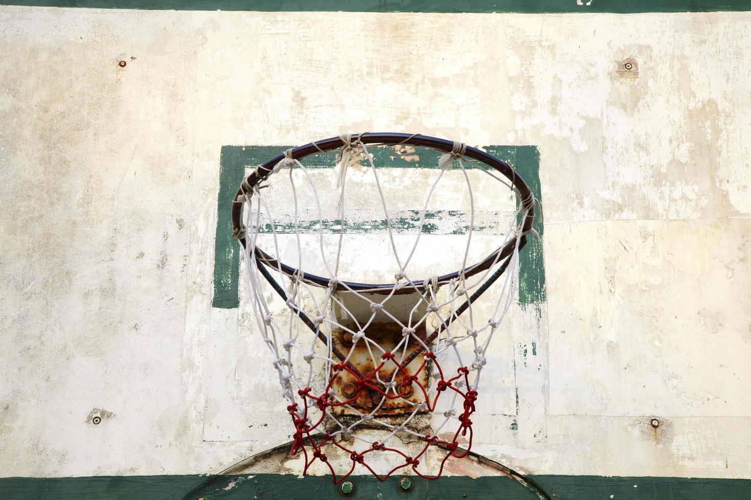 altes Basketballbrett und blauer Himmel im Sonnenlicht foto