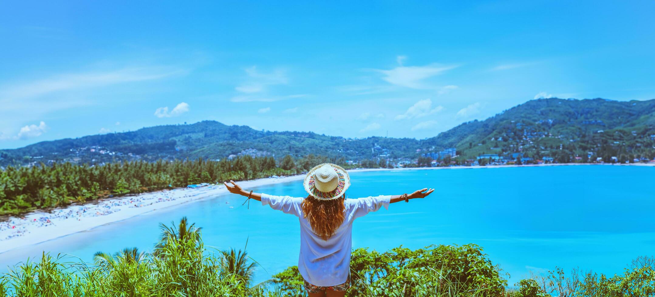 asiatisch Frau Reise Natur. Reise entspannen beim das Meer im das Sommer. Thailand foto