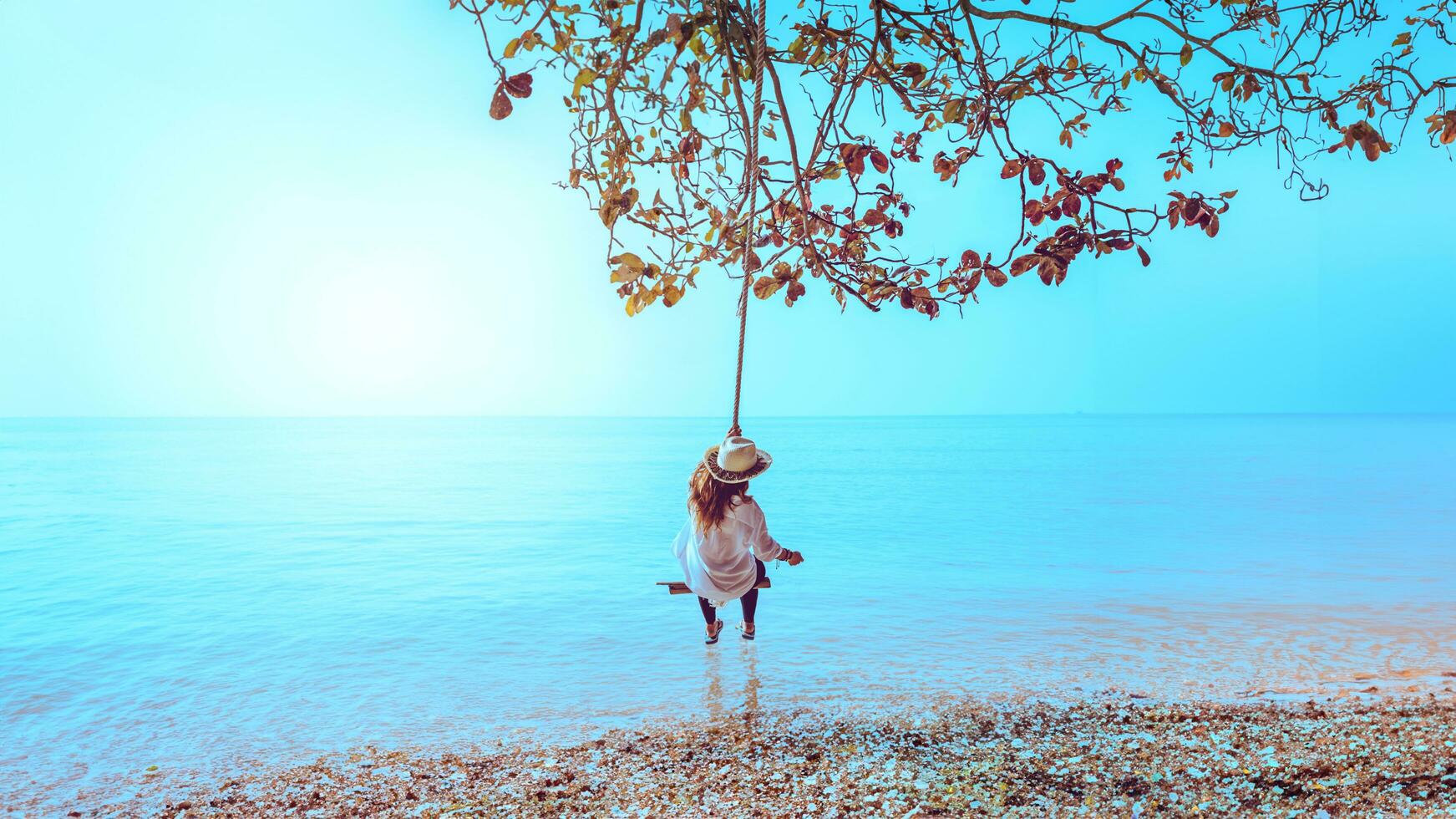 glücklich Reisender Asien Frau im schwingen entspannend und suchen schön Natur Landschaft. Andaman Meer. phuke. Tourist Meer Strand Thailand, Asien, im Sommer. foto