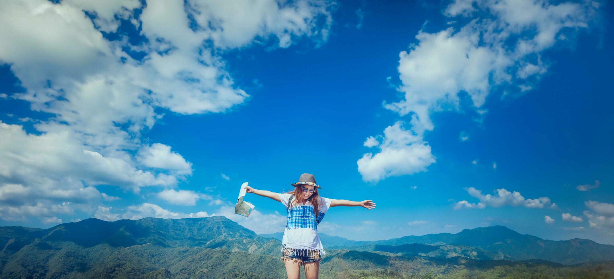 asiatische frauen reisen im urlaub entspannen. Karte ansehen Route erkunden. Thailand foto