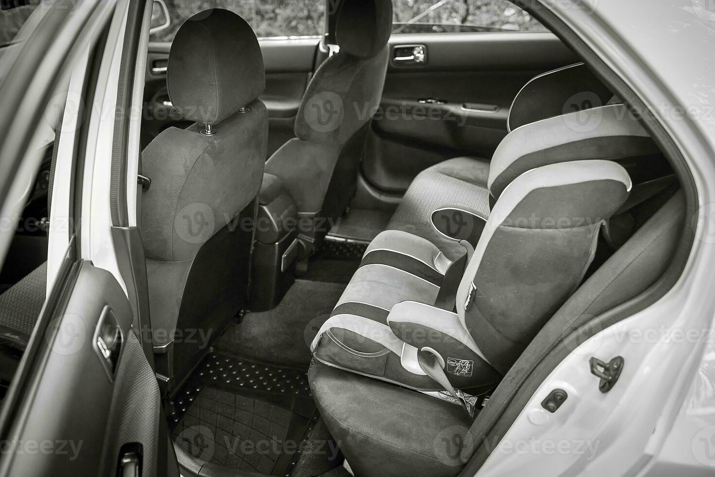 Kind Auto Stuhl Innerhalb das Wagen. Stadt Auto Sitz und Innere foto