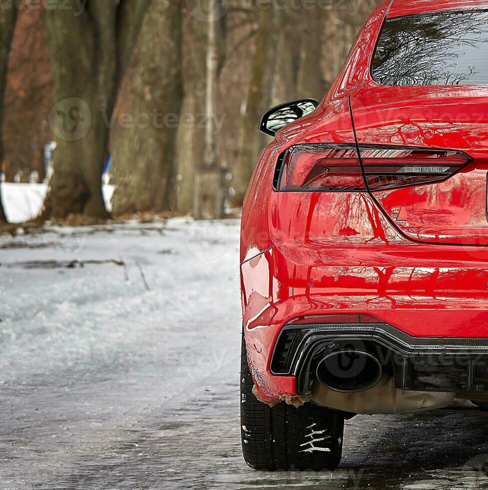 modern rot Sport Auto im das Winter Wald Hintergrund, Auto Hintergrund foto