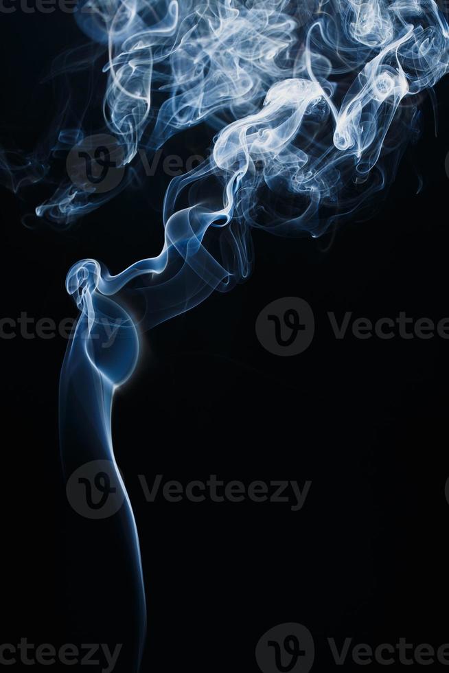 Rauch schwebt auf dunklem Hintergrund foto