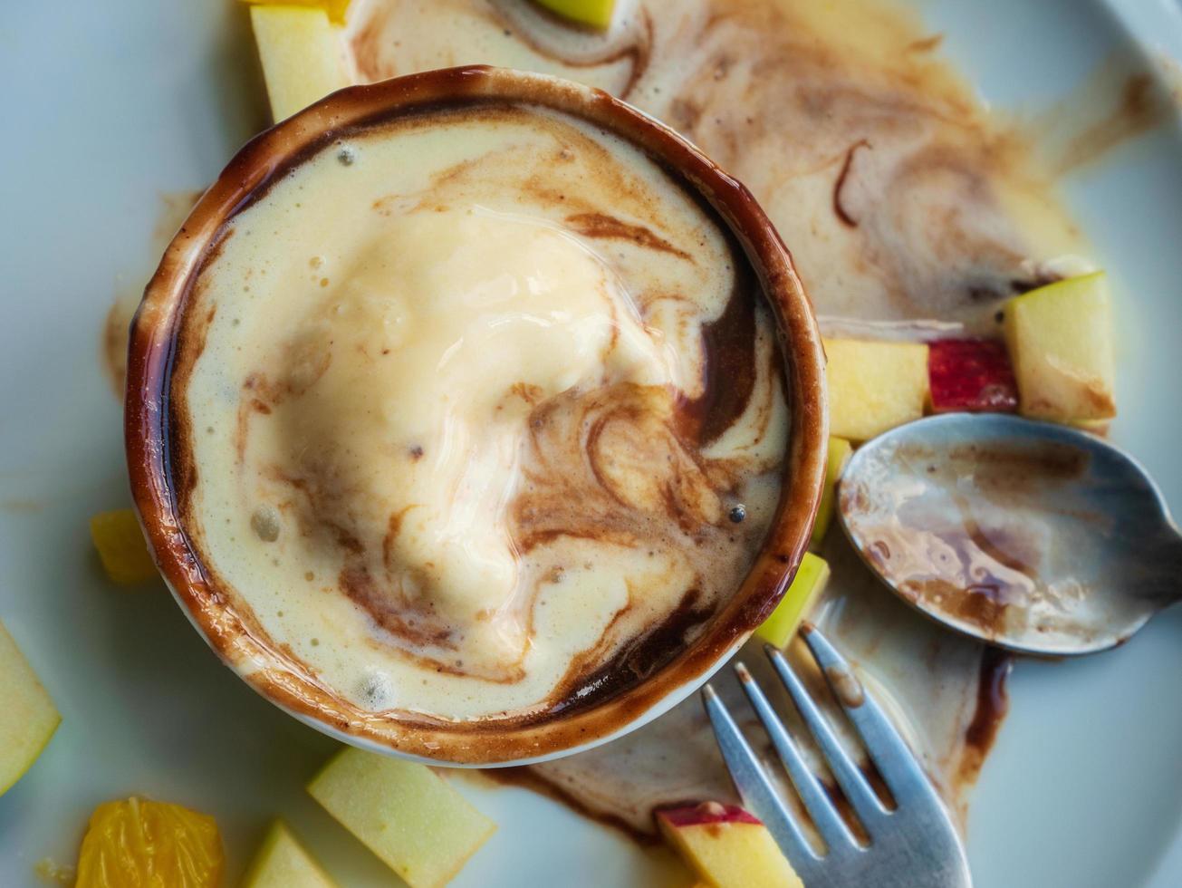 Draufsicht Schokoladendessert aus Eis leckere Snacks foto