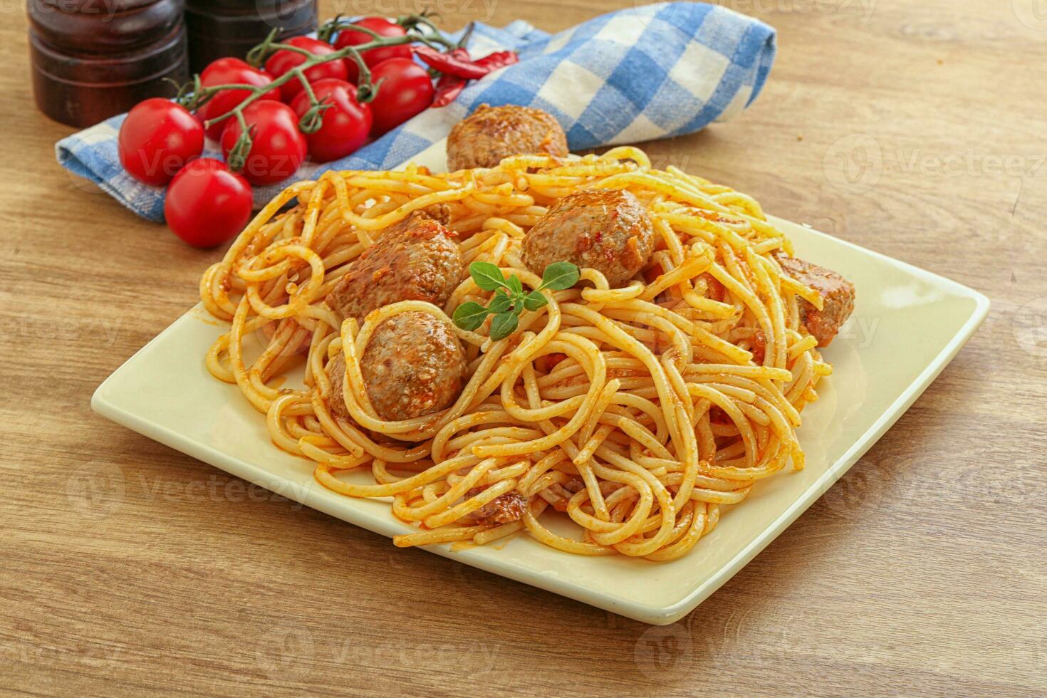 Spaghetti mit Hackbällchen in Tomatensoße foto