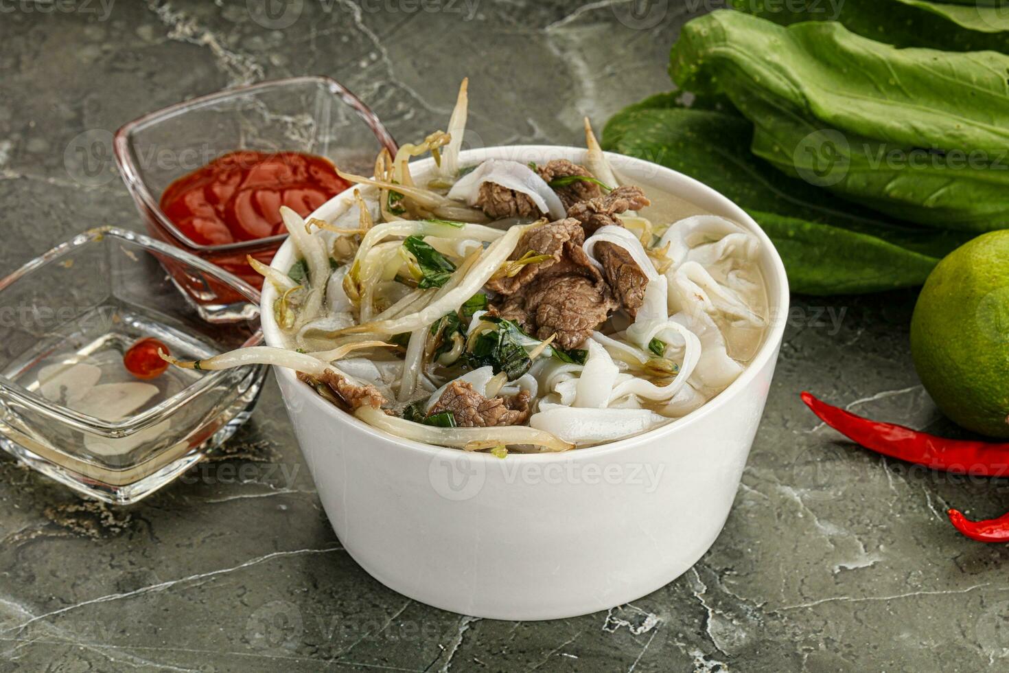 Vietnamesisch Suppe pho bo mit Rindfleisch foto