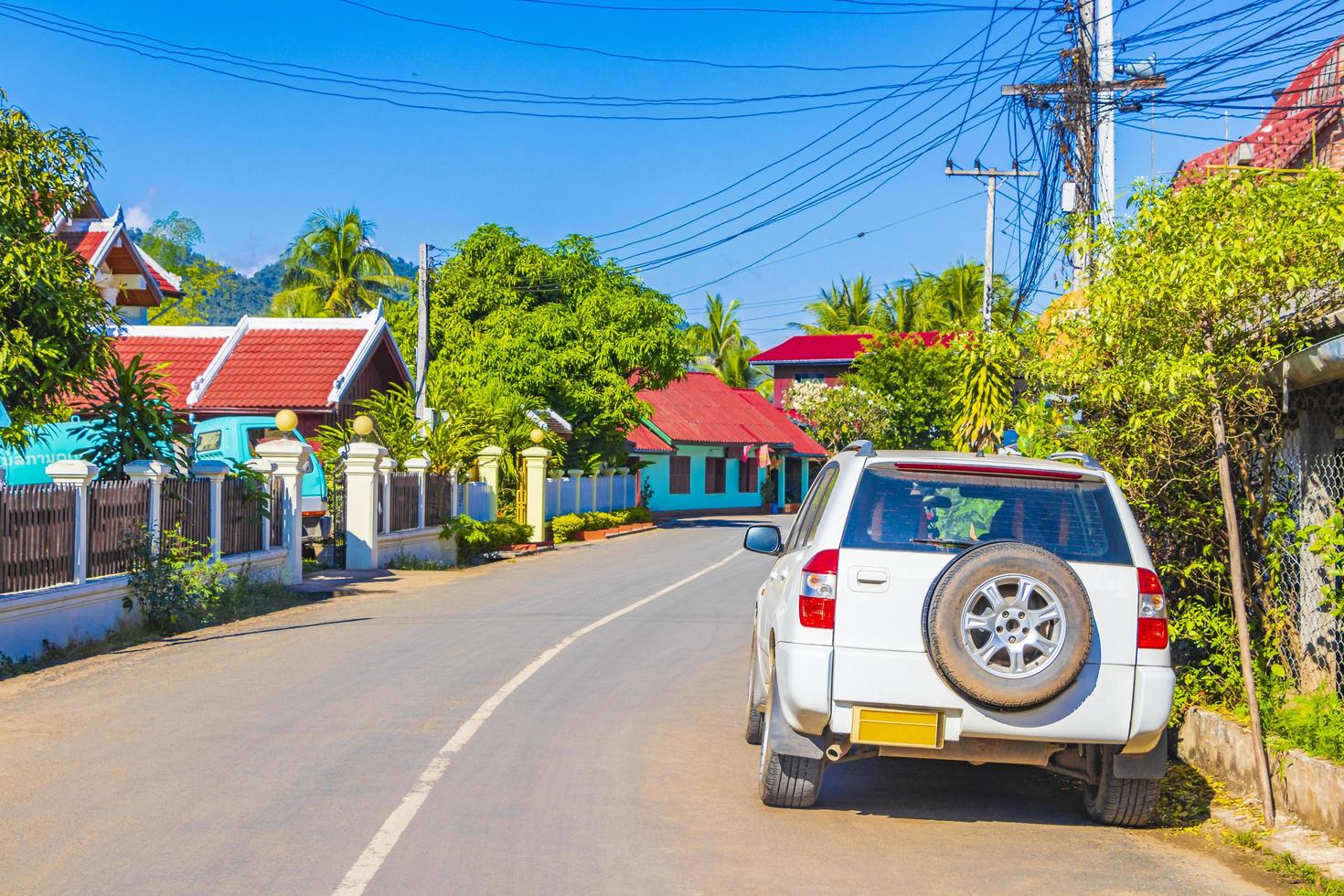 luang prabang, laos 2018 - typische bunte straßen der stadt luang prabang laos foto