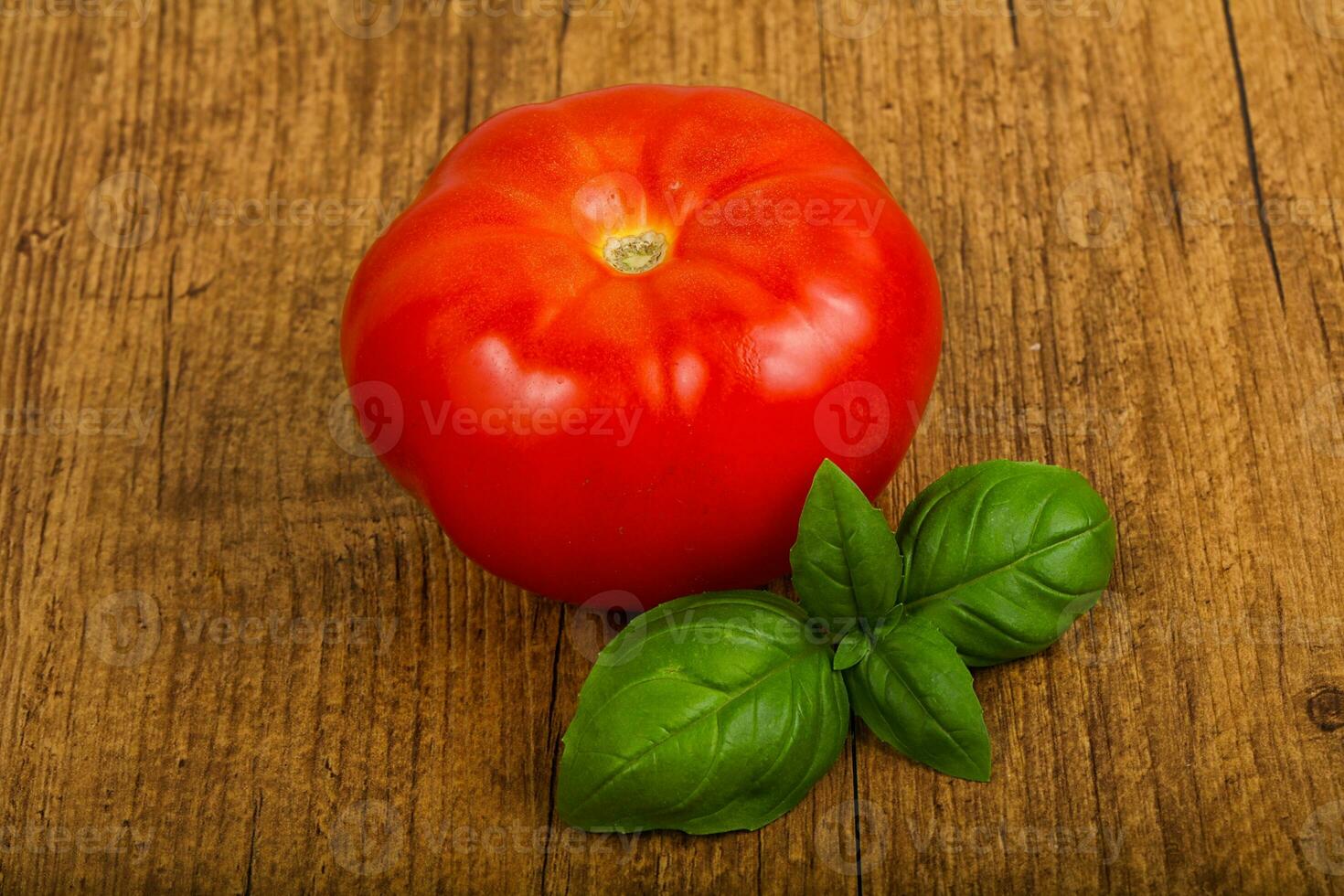 Tomaten mit Basilikumblättern foto