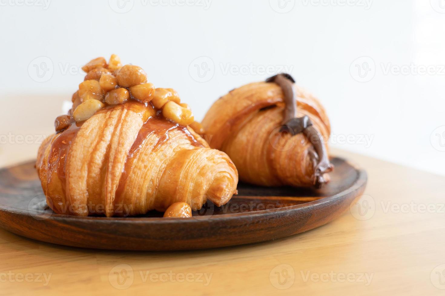 hausgemachtes Croissant auf Holztisch in der Küche zum Frühstück vorbereiten foto