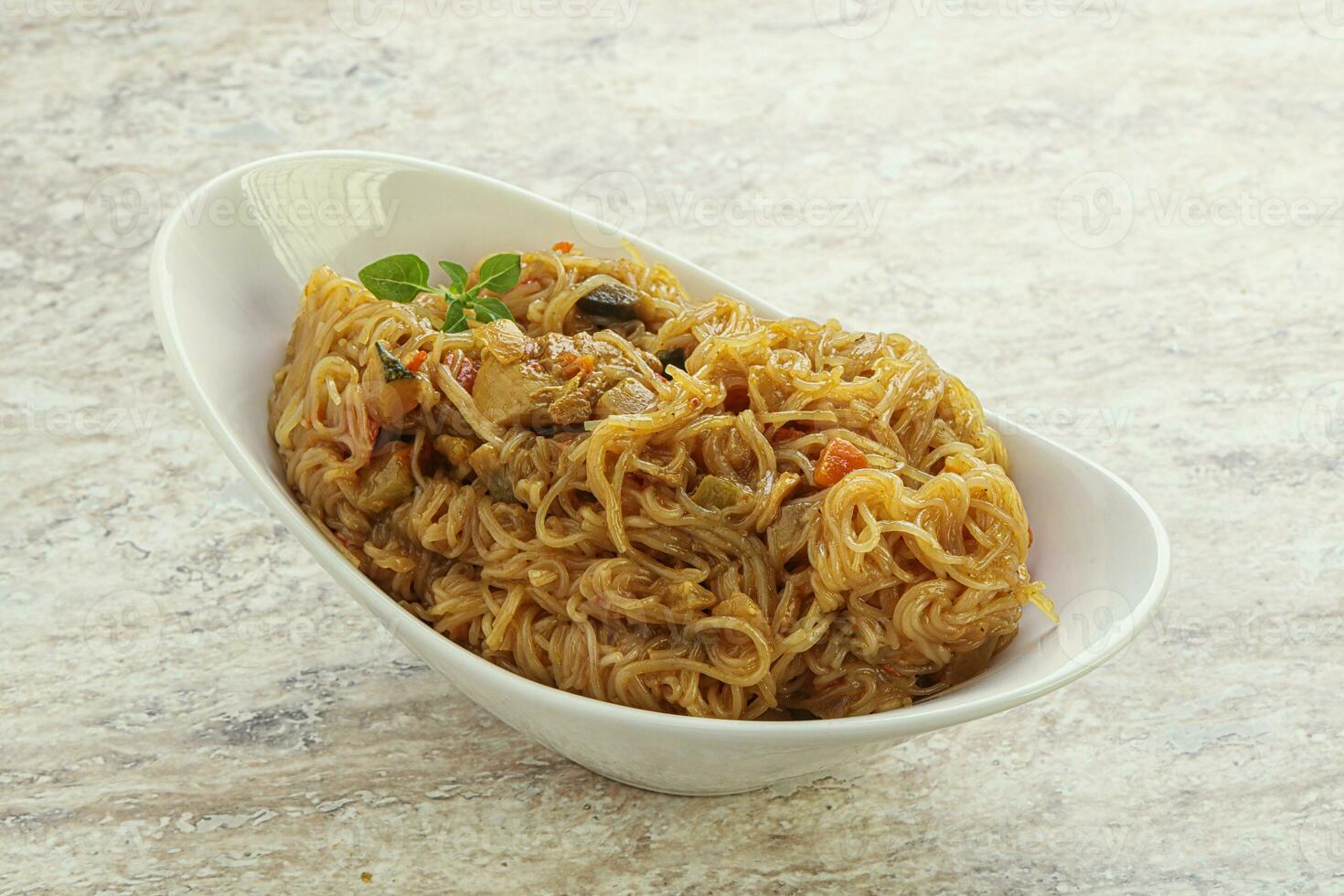Wok-Udon mit Hähnchen-Curry foto