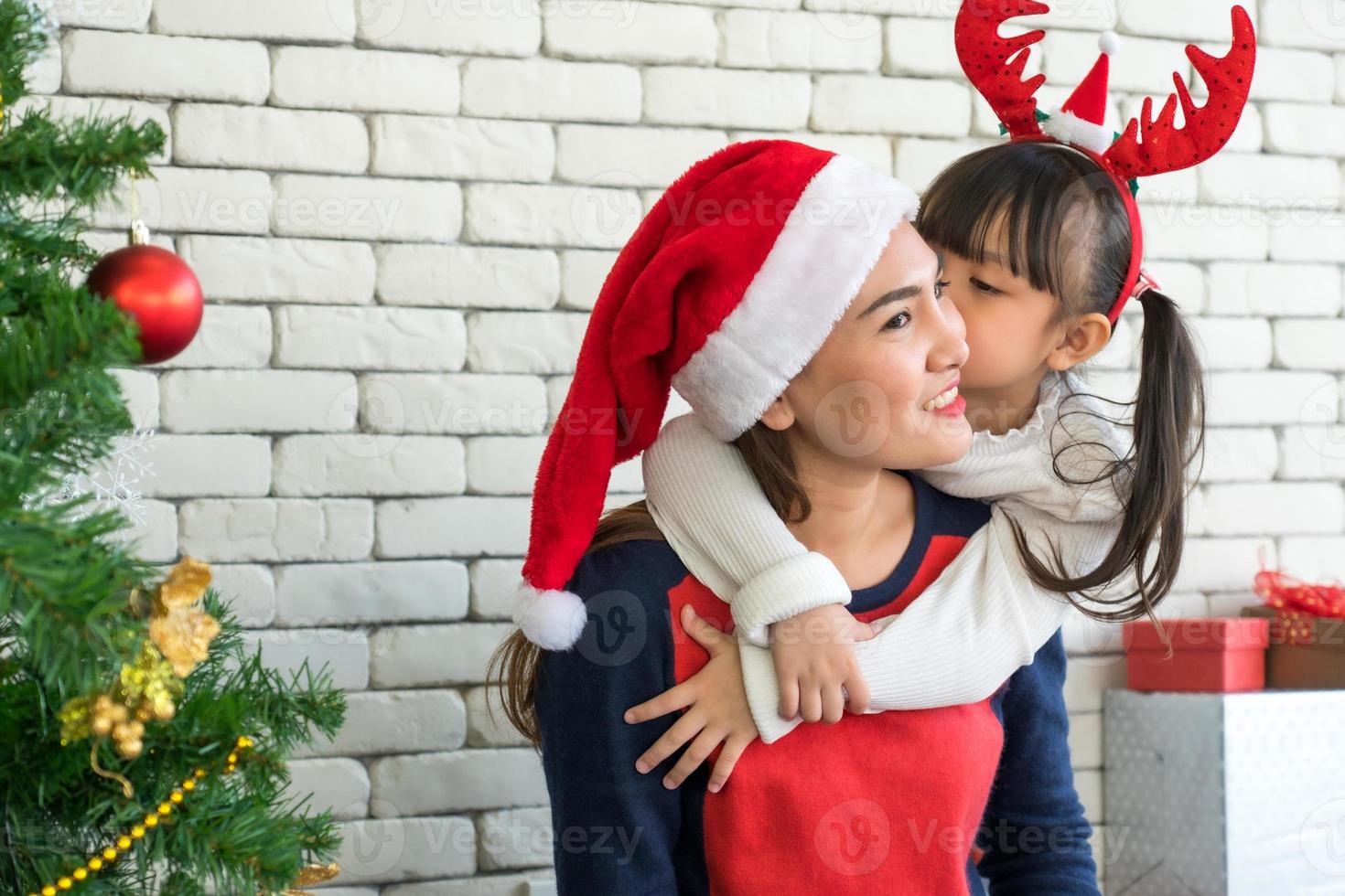 asiatische mutter und kind feiern zusammen weihnachtsfest foto