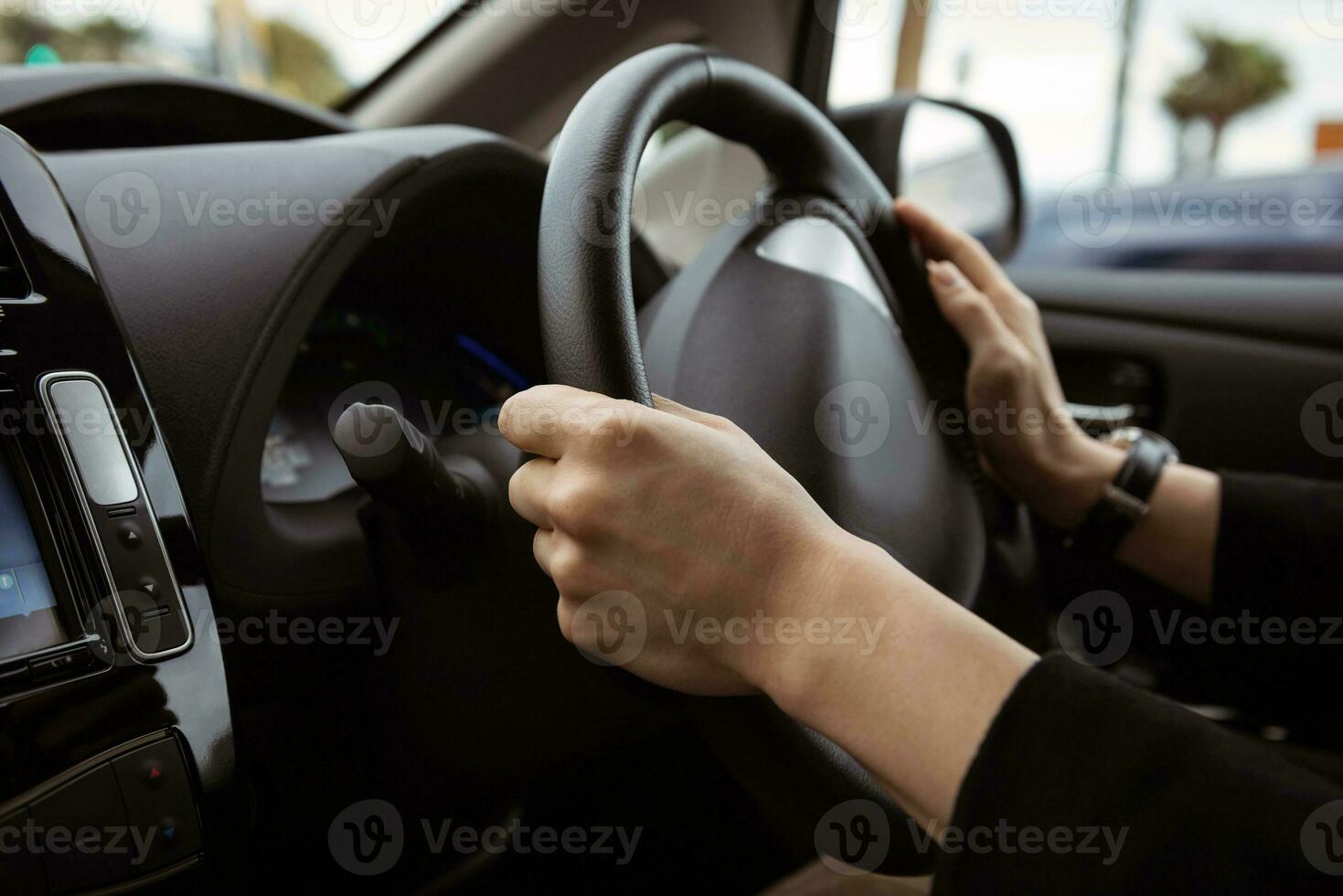 Fahren ein Auto Foto Hintergrund. Lenkung Rad und Hände von ein Treiber, Stadt Auto Innere