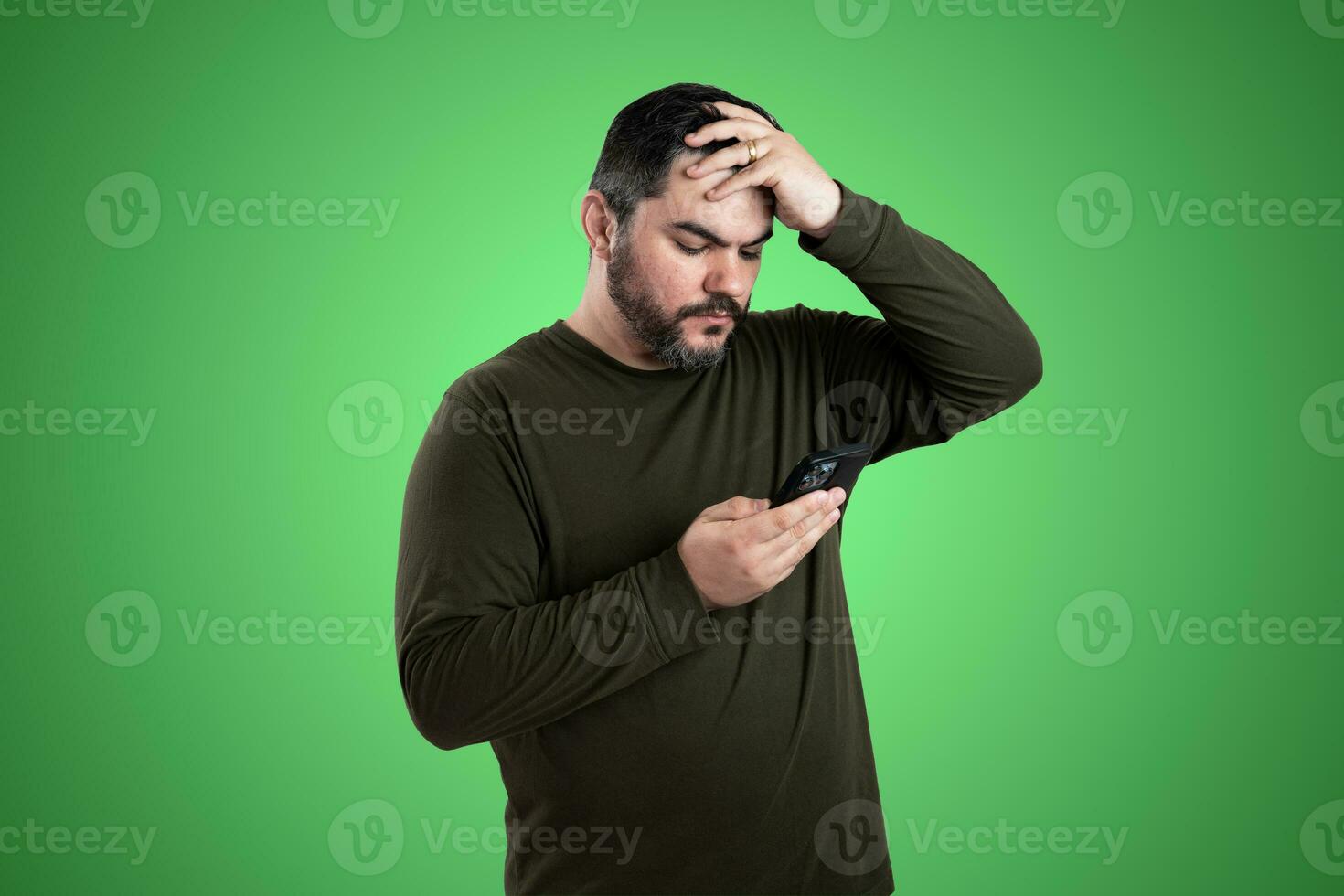 glücklich Erwachsene Mann mit Gesichts- Haar halten Grün Sweatshirt draußen foto